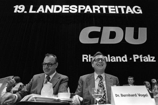 Helmut Kohl (li.) und Bernhard Vogel (beide GER CDU) gut gelaunt anlässlich des 19. Landesparteitages der CDU in Koblenz