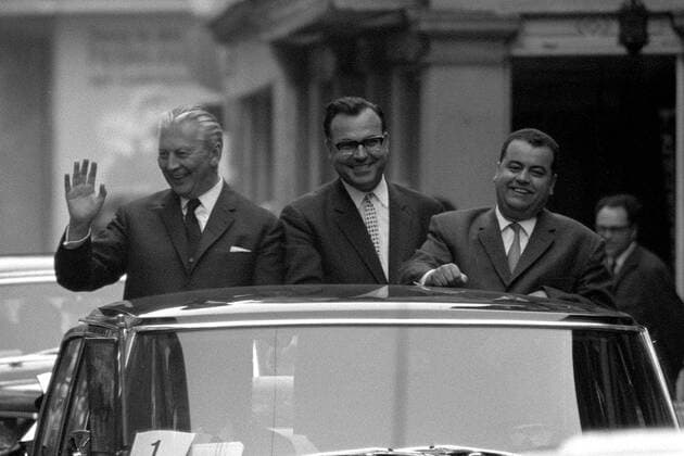 Helmut Kohl (Mitte, GER CDU Ministerpräsident Rheinland-Pfalz) und Bundeskanzler Kurt-Georg Kiesinger (GER CDU) winken aus einem offenen Cabriolet während einer Wahlkampfreise in Stuttgart