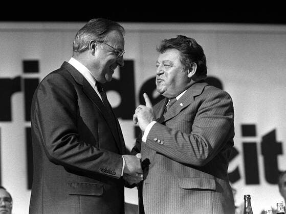 Helmut Kohl (li., GER CDU Vorsitzender der CDU CSU-Bundestagsfraktion) und Franz Josef Strauß (GER CSU Ministerpräsident Bayern) geben sich die Hände anlässlich des Bundestagswahlkampfes der CDU CSU in Dortmund