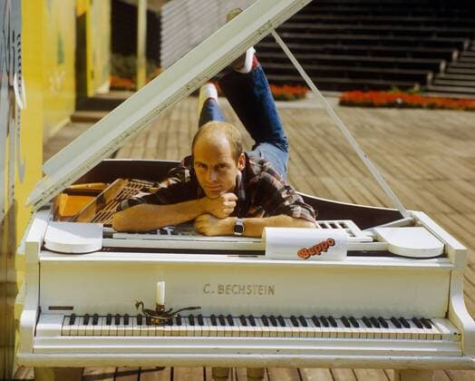 Sänger Beppo Küster (GDR) liegt in einem Bechstein-Flügel