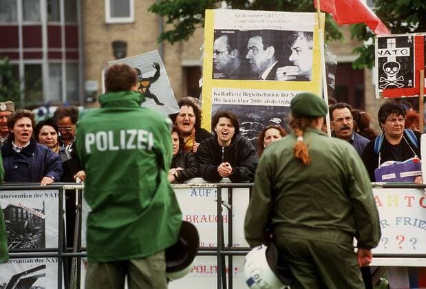 Demonstranten protestieren gegen den Nato-Angriff auf Jugoslawien anlässlich des Sonderparteitages von Bündnis 90 Die Grünen zu diesem Thema in der Seidenstickerhalle in Bielefeld