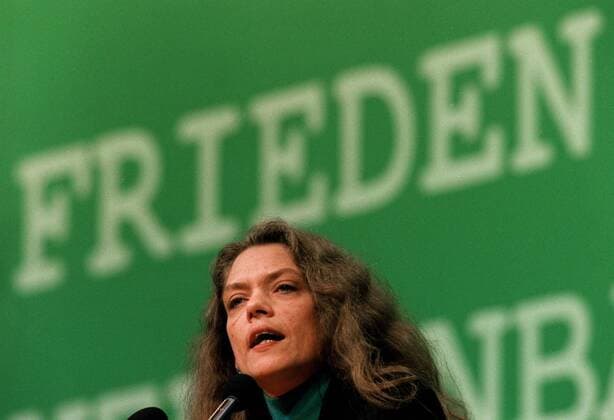 Antje Radcke (GER Vorstandssprecherin Bündnis 90 Die Grünen) während ihrer Rede anlässlich des Sonderparteitages ihrer Partei in der Seidenstickerhalle in Bielefeld