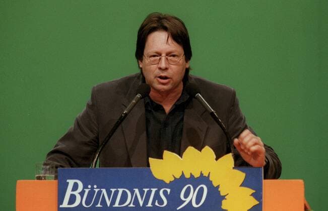 Ludger Volmer (GER Bündnis 90 Die Grünen) während seiner Rede anlässlich des Sonderparteitages seiner Partei zur Beteiligung in der Seidensticker-Halle in Bielefeld