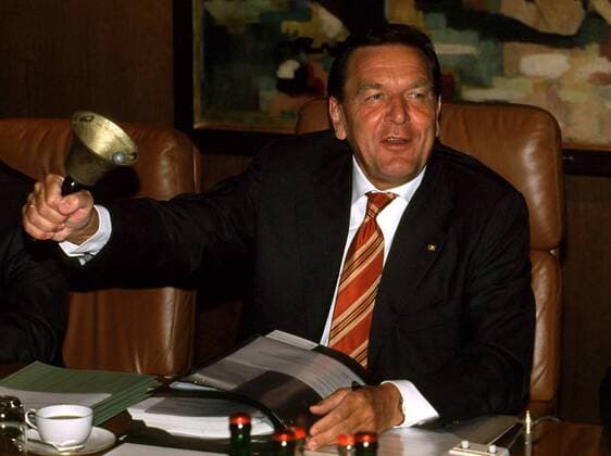 Bundeskanzler Gerhard Schröder (GER SPD) läutet die letzte Kabinettsitzung in Bonn ein
