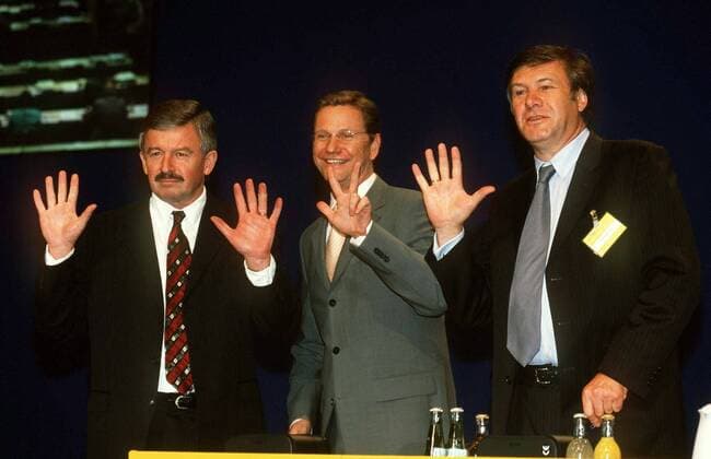 V.l.n.r.: Jürgen W. Möllemann (Fraktionsvorsitzender FDP im Landtag NRW), Guido Westerwelle und Wolfgang Gerhardt (Fraktionsvorsitzender FDP im Bundestag alle FDP GER) werben für das Projekt 18 % anlässlich des Bundesparteitages der FDP in Nürnberg