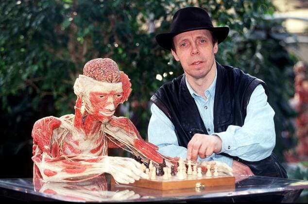 Professor Dr. Gunther von Hagens spielt Schach mit einem seiner Plastinate - Körperwelten in Köln