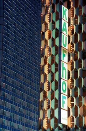 Fassaden der Kaufhof Galeria und des park inn Hotels am Alexanderplatz in Berlin