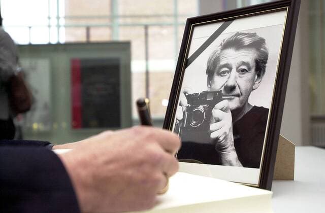 Porträtbild und Kondolenzbuch für den verstorbenen Fotografen Helmut Newton im Berliner Kulturforum ein