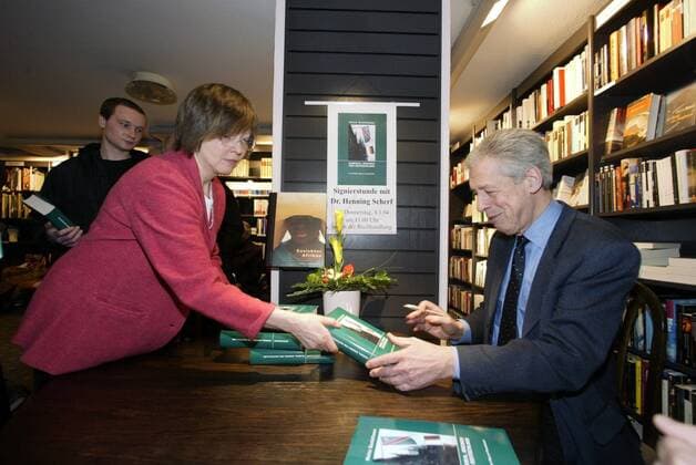 Dr. Henning Scherf (GER SPD Bürgermeister von Bremen) während einer Signierstunde zur Präsentation des Buches NAMIBIA, BREMEN, DEUTSCHLAND - ein steiniger Weg zur Freundschaft von Heinz Gustafsson in der Buchhandlung Storm - Bremen