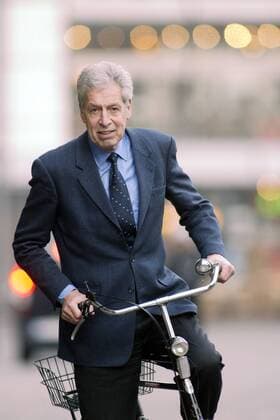 Dr. Henning Scherf (GER SPD Bürgermeister Bremen) mit dem Fahrrad unterwegs in Bremen