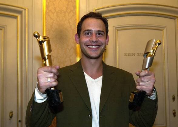 Schauspieler Moritz Bleibtreu (GER) mit der Goldenen Lola für - Das Experiment - und - Im Juli - (Bester Hauptdarsteller) - Deutscher Filmpreis 2001 in Berlin