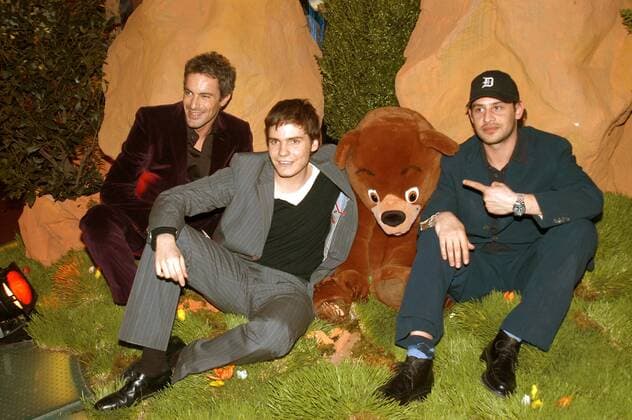 V.l.n.r.: Schauspieler Gedeon Burkhard, Daniel Brühl und Moritz Bleibtreu (alle GER) mit Stoffbären anlässlich der Premiere von - Bärenbrüder - in München