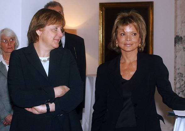 Angela Merkel (li., CDU-Bundesvorsitzende) und Uschi Glas (beide GER) während eines Empfangs anlässlich des 60. Geburtstags der Schauspielerin und der Würdigung ihres Engagements für die Deutsche Hospiz-Stiftung in der Deutschen Parlamentarischen Gesellschaft Berlin-Mitte