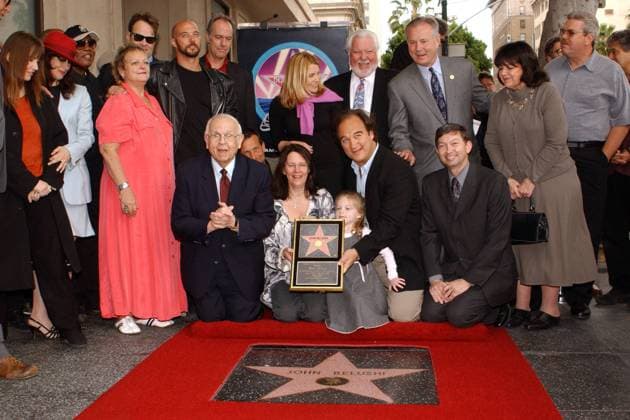 Judy Belushi-Pisano und Schauspieler James Belushi (vorn, 3. und 5.v.li., beide USA) und weitere Familienmitglieder präsentieren den Stern für John Belushi anlässlich seiner Ehrung auf dem Walk of Fame in Hollywood