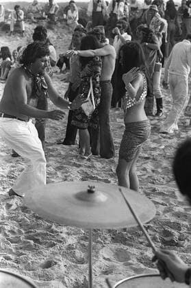 Hippies feiern eine Strandparty auf Sylt