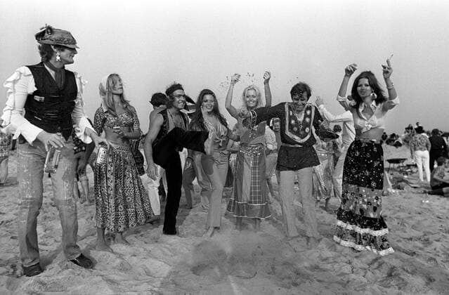 Hippies feiern eine Strandparty auf Sylt