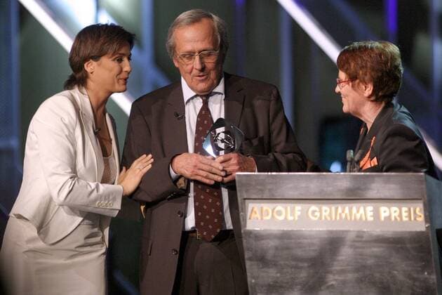 Preisträger Dieter Hildebrandt (Mitte, GER Kabarettist) mit Moderatorin Sandra Maischberger (li., GER) und Dr. Rita Süssmuth (GER CDU) anlässlich der 40. Adolf-Grimme-Preis-Verleihung in Marl