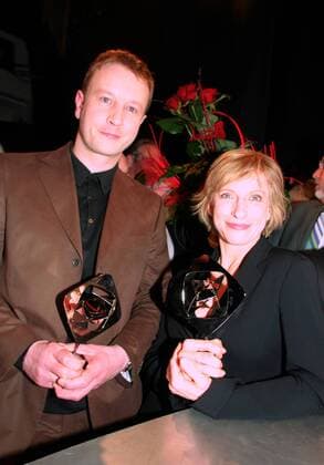 Grimmepreisträger - Regisseur Kai Wessel und Schauspielerin Dagmar Manzel (beide GER) präsentieren ihre Preise für den Film LEBEN WÄRE SCHÖN anlässlich der 40. Adolf-Grimme-Preis-Verleihung in Marl