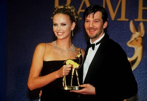 Schauspielerin Charlize Theron (li., RSA) mit ihrem Bambi-Preis neben Schauspieler Kai Wiesinger (re., GER) anlässlich der Bambi-Verleihung in Berlin