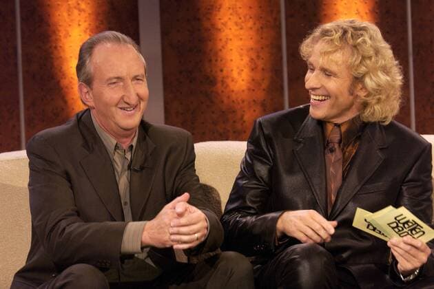 Komiker Mike Krüger (li.) und Moderator Thomas Gottschalk (beide GER) anlässlich der ZDF - Show - Wetten, dass...? - in der Kieler Ostseehalle