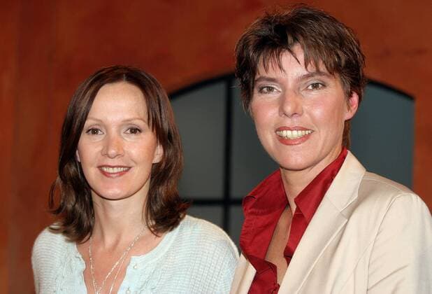 Schauspielerin Katja Flint (li., GER) und Moderatorin Bettina Böttinger (GER) anlässlich der WDR Talkshow - B. trifft - in Köln