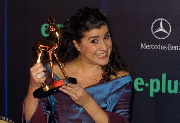 Mezzosopranistin Cecilia Bartoli (ITA) mit ihrem Bambi anlässlich der Verleihung 2002 in Berlin