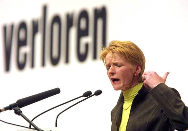 Verloren - Gabi Zimmer (GER PDS-Bundesvorsitzende) hält eine Rede auf dem Bundesparteitag der PDS in Gera