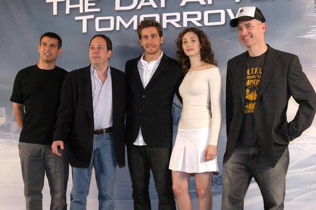 V.r.n.l.: Regisseur Roland Emmerich (GER), Schauspielerin Emmy Rossum (USA), Schauspieler Jake Gyllenhaal (USA), Filmproduzent Mark Gordon (USA) und Drehbuchautor Jeffrey Nachmanoff (USA) anlässlich eines Pressetermins zur Deutschlandpremiere von - The day after tomorrow - in Berlin