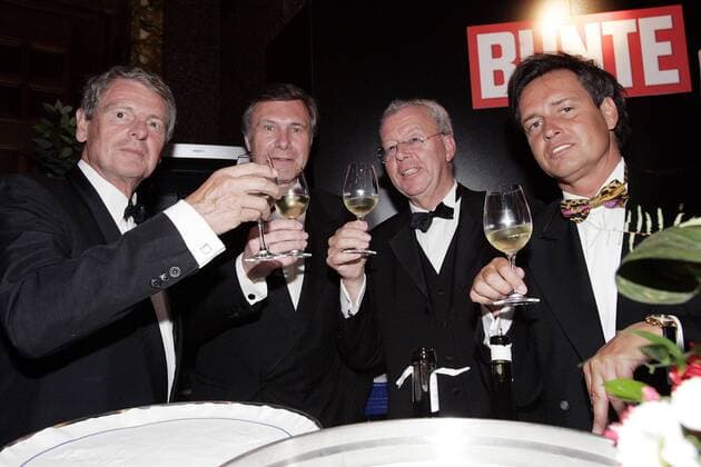 V.l.n.r.: Moderator Klaus Bresser (GER), Wolfgang Gerhardt (GER FDP-Vorsitzender), Wolfgang Ritter (GER Bunte-Redakteur) und Peter Julius (GER Direktor Henriot Champagner) erheben ihr Glas auf dem Ball des Weines im Kurhaus in Wiesbaden
