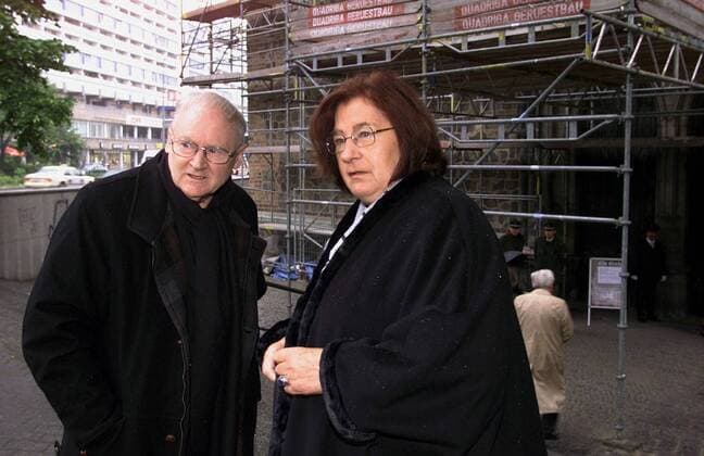 Schriftstellerin Christa Wolf (GER) und ihr Ehemann Gerhard anlässlich der Trauerfeier für den verstorbenen Günter Gaus in der St. Marien-Kirche in Berlin