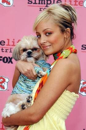 Nicole Richie (USA) mit ihrem Hund Honey child anlässlich der - The Simple Life 2: Dog Fashion Show - in Hollywood