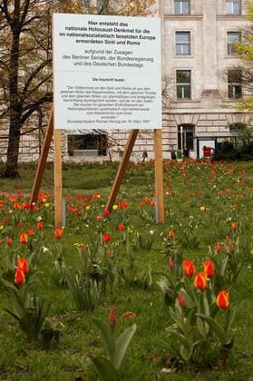 Mahnmalgelände hinter dem Berliner Reichstag - Hier entsteht das nationale Holocaust-Denkmal für die im nationalsozialistisch besetzten Europa ermordeten Sinti und Roma
