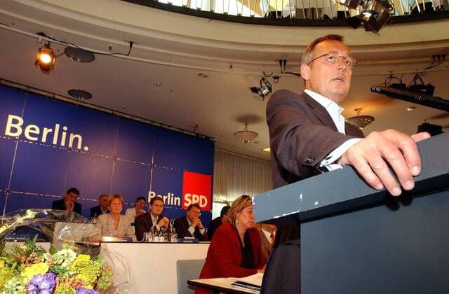 Peter Strieder (GER SPD Senator für Stadtentwicklung) hält seine Abschiedsrede anlässlich des SPD-Landesparteitages in Berlin
