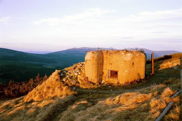 Bunkerruine im Riesengebirge in der Abendsonne - Tschechien