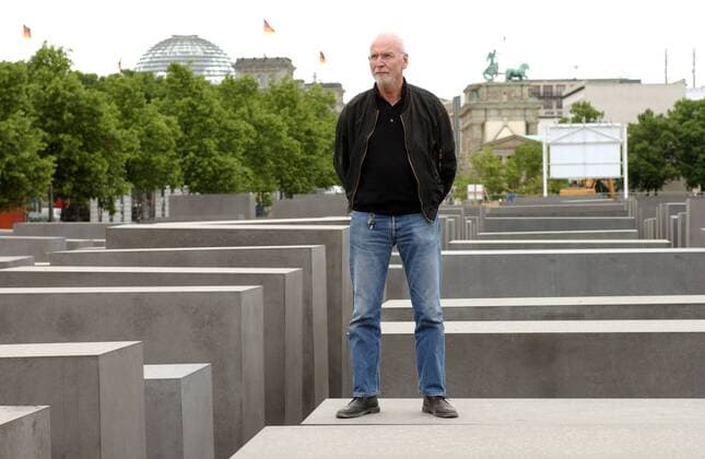 Dr. Hans-Erhard Haverkampf (GER Geschäftsführer der Stiftung Denkmal für die ermordeten Juden Europas) steht auf den Stelen des Berliner Holocaust-Mahnmals