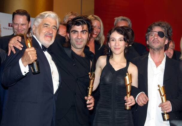V.l.n.r.: Schauspieler Mario Adorf (GER) , Regisseur Fatih Akin (GER), Schauspielerin Sibel Kekilli (GER) und Schauspieler Birol Uenel (TUR) anlässlich der Verleihung des Deutschen Filmpreises in Berlin