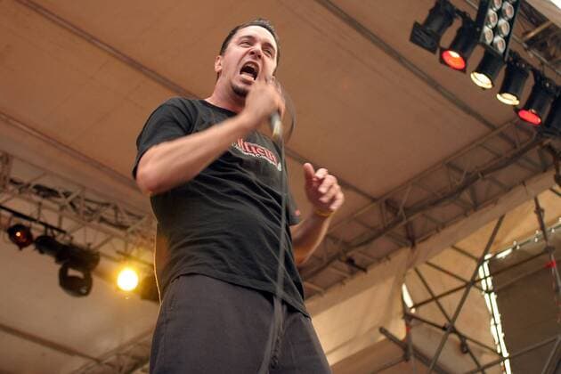 Sänger Lou Koller (USA Sick Of It All) während eines Konzerts im Rahmen des BERLINOVA FESTIVALS 2004 in Luckau