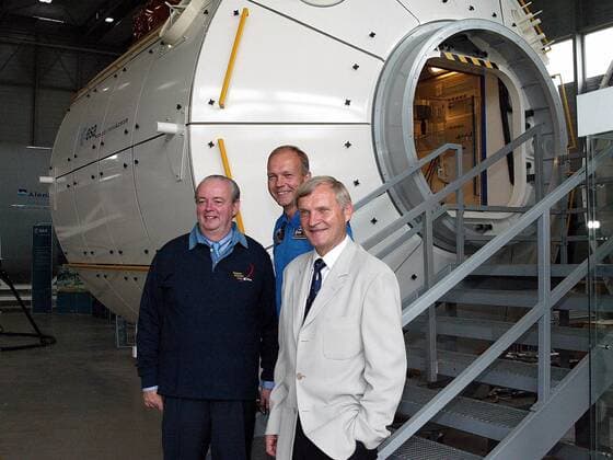V.l.n.r.: Ralf Bernd Assenmacher (GER Vorsitzender Geschäftsführer der Kölnarena), Hans Schlegel (GER ESA-Astronaut) und Dr. Ernst Messerschmid (GER Leiter des EAC) stehen vor einem Spacelab-Modell anlässlich eines Pressetermins zur - Nacht der Astronauten - im Europäischen Astronauten Zentrum der ESA in Köln
