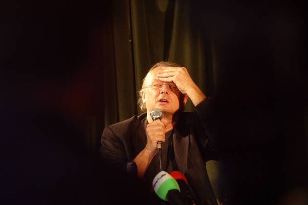 Frank Castorf (GER Intendant Berliner Volksbühne) sucht nach den richtigen Worten anlässlich der Pressekonferenz zu seiner Entlassung als künstlerischer Leiter der Ruhrfestspiele in Berlin
