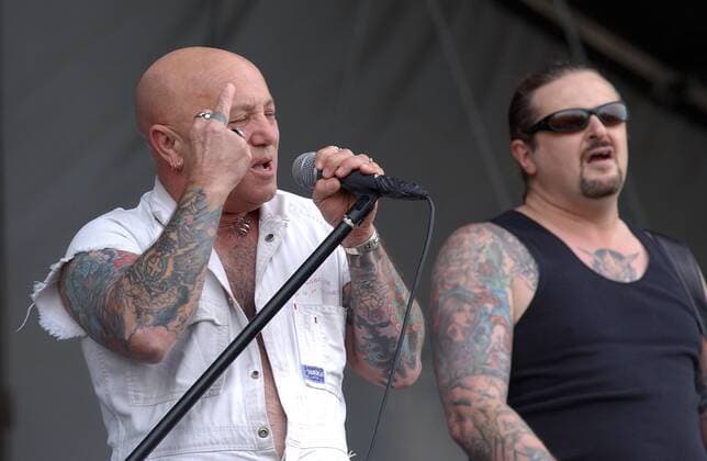 V.l.n.r.: Sänger Angry Anderson und Bassist Steve King (beide AUS Rose Tattoo) anlässlich eines Konzerts beim With Full Force Festival