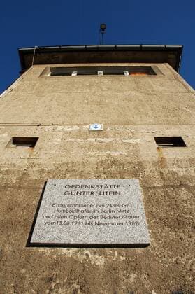 DDR-Wachtturmruine in der Kieler Straße in Berlin - Gedenkstätte für das erste Opfer Günter Litfin und alle anderen Opfer der Berliner Mauer