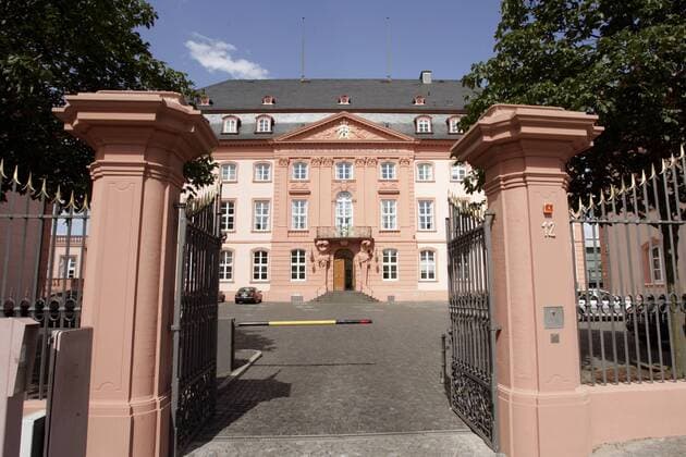 Eingang zum Rheinland-Pfälzischen Landtag in Mainz