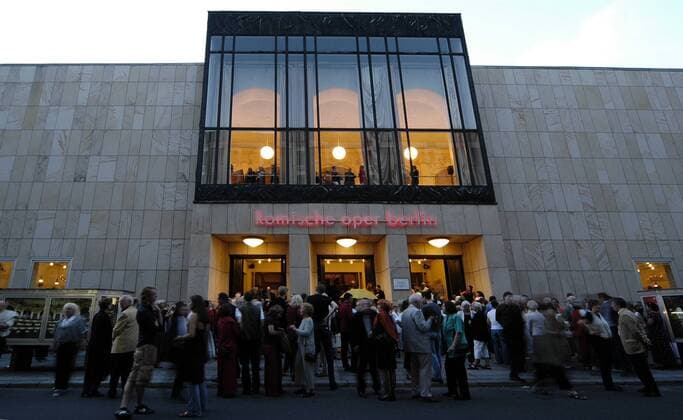 Besucherandrang vor der Komischen Oper im abendlichen Berlin