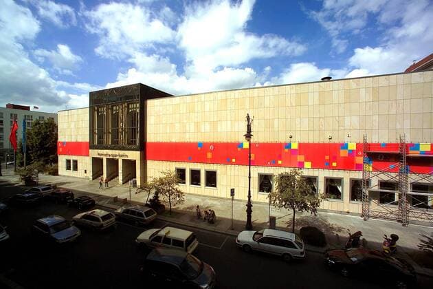 Komische Oper Berlin festlich geschmückt anlässlich des geplanten Festes zum Auftakt der neuen Spielzeit 2004 2005 am 12. September 2004