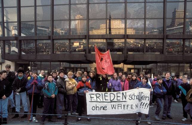 Antikriegsdemo in Leipzig gegen den drohenden Golfkrieg - Demonstranten fordern - Frieden schaffen ohne Waffen! -
