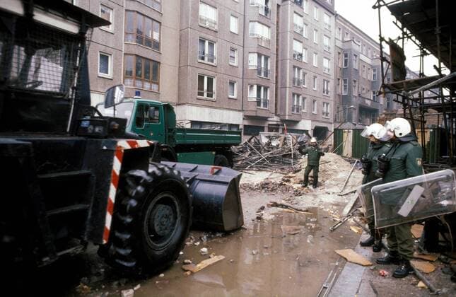 Polizisten räumen von Hausbesetzern errichtete Barrikaden in der Mainzer Straße - Berlin-Friedrichshain
