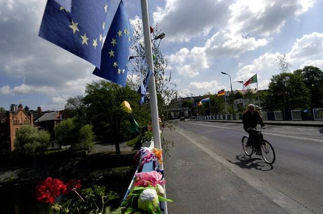 Europafahnen schmücken Neißebrücke zwischen Görlitz und Zgorzelec anlässlich des EU-Beitritts von Polen