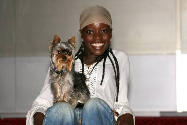 Florence Kasumba (UGA Darstellerin der Aida im Musical AIDA) mit ihrem Yorkshire-Terrier Fifi-Alfonse