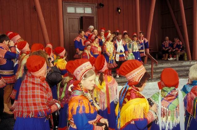 Samen in Tracht bei einer Hochzeitsfeier in Kautokeino