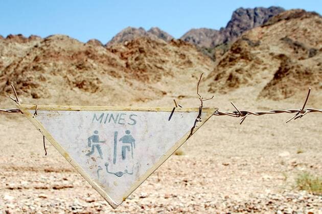 Mines - Warnschild am Stacheldraht in der Nähe von Wady aan fortaga in der Wüste Sinai